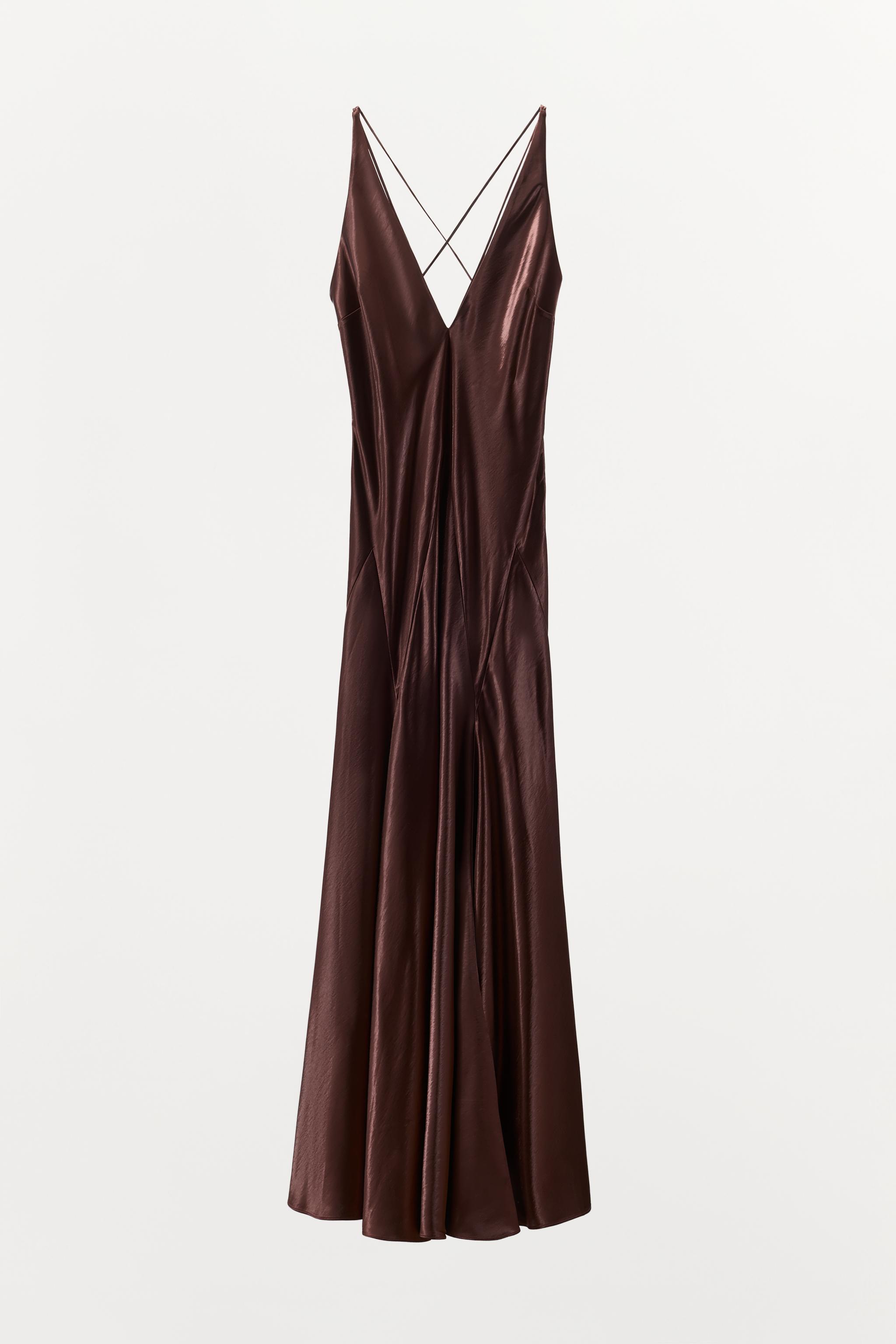 ROBE LONGUE SATINÉE AVEC VOLUME