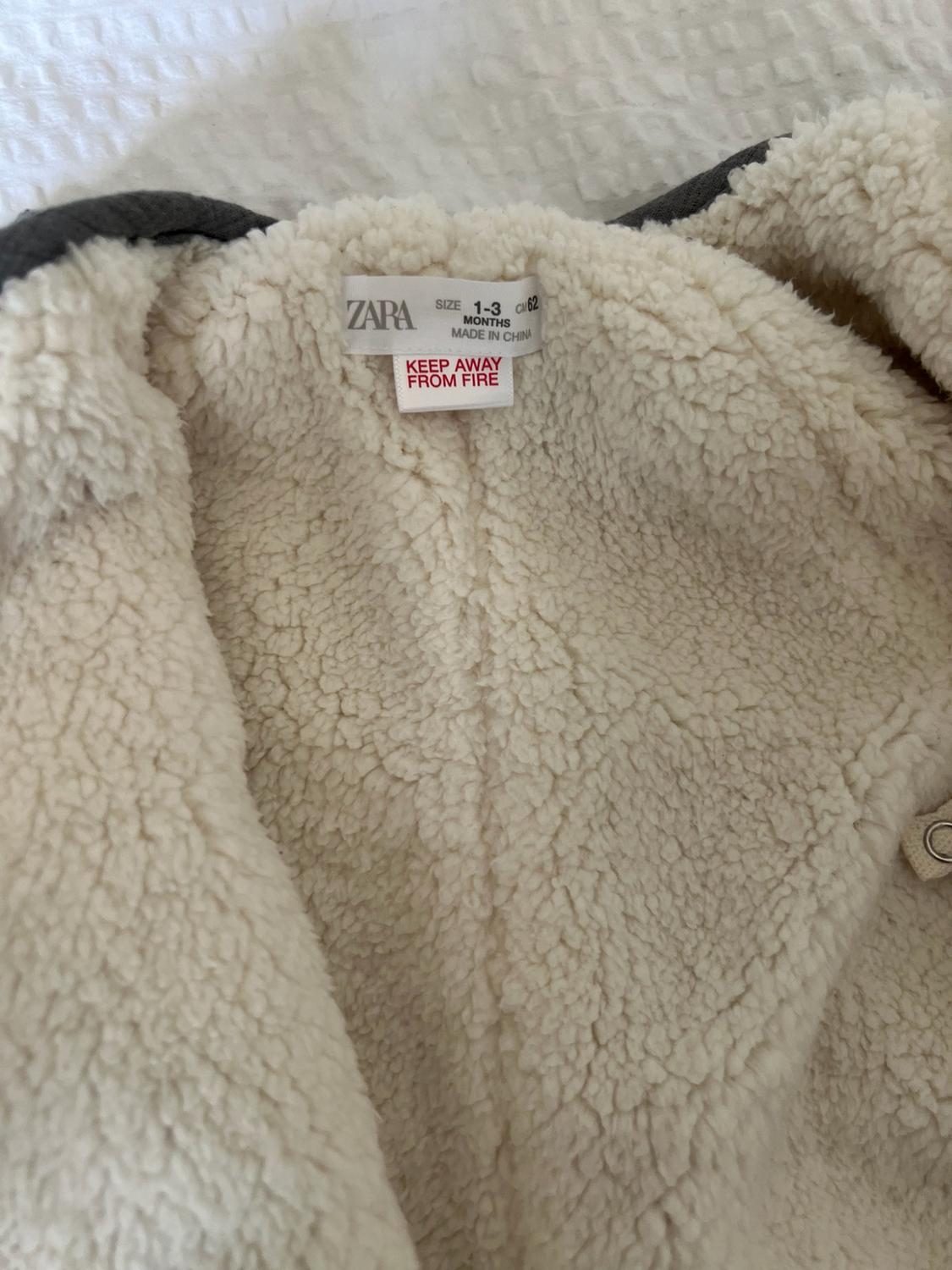 Cream-coloured faux fur interior lining detail. Label: ZARA SIZE 1-3 CM 62 MONTHS MADE IN CHINA KEEP AWAY FROM FIRE.
