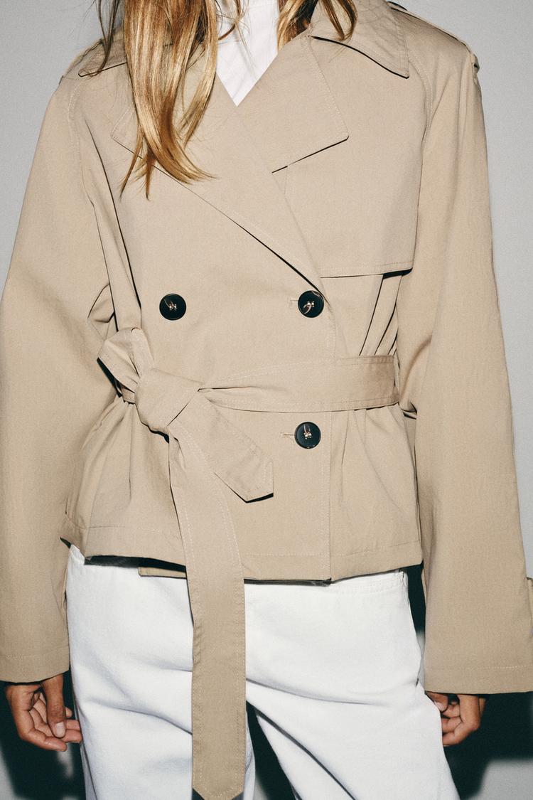 Chaqueta corta tipo trench con hombreras y cinturón 6
