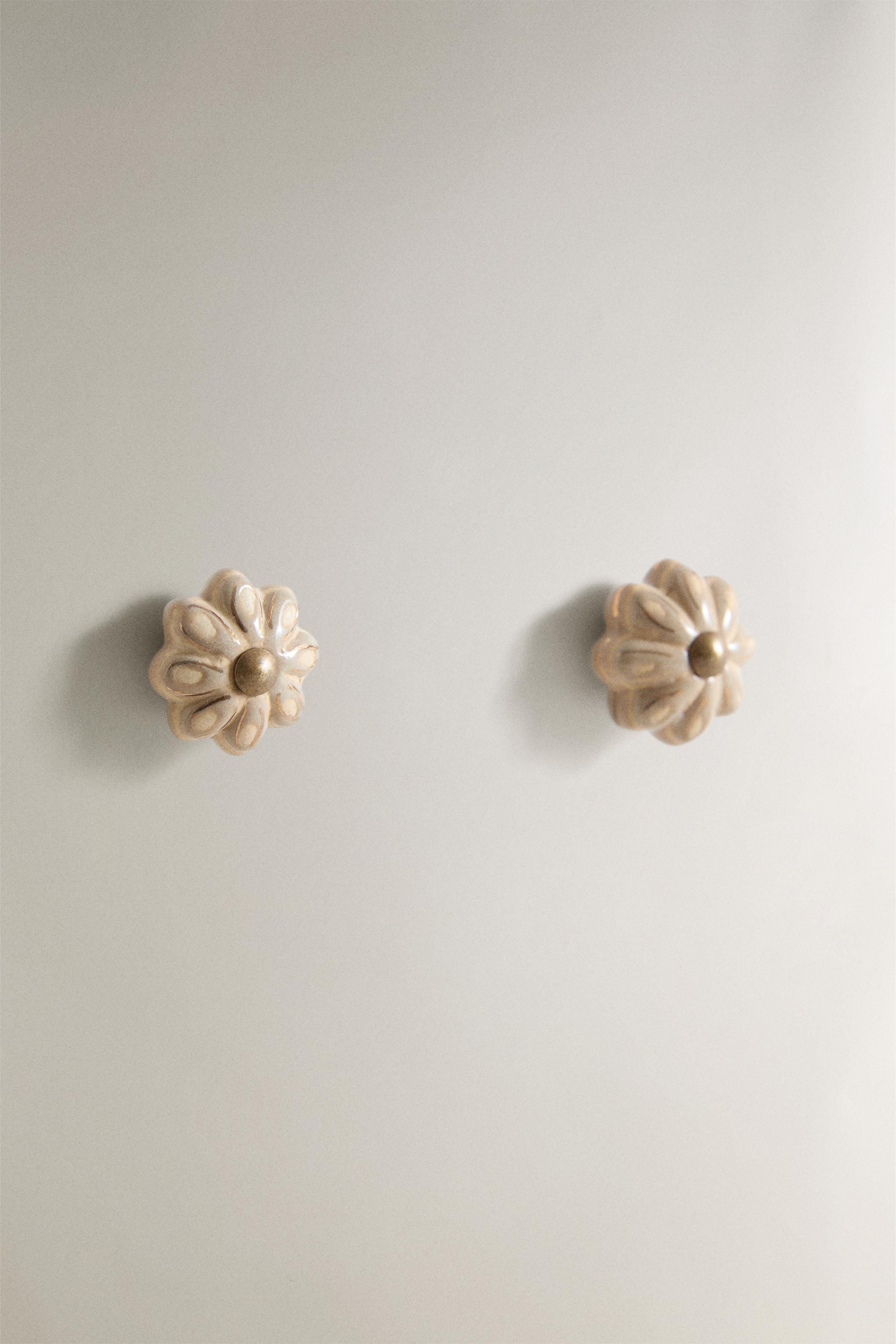 SET OF CERAMIC FLOWER KNOBS (SET OF 2) — Light ecru