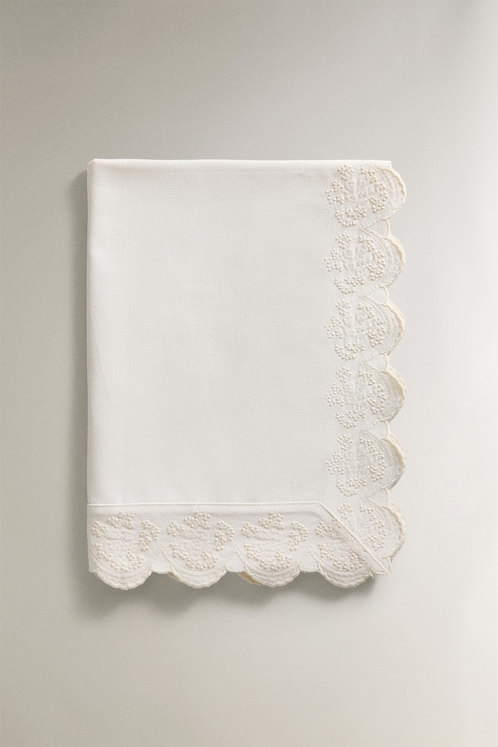 CHEMIN DE TABLE BRODÉ DENTELLE