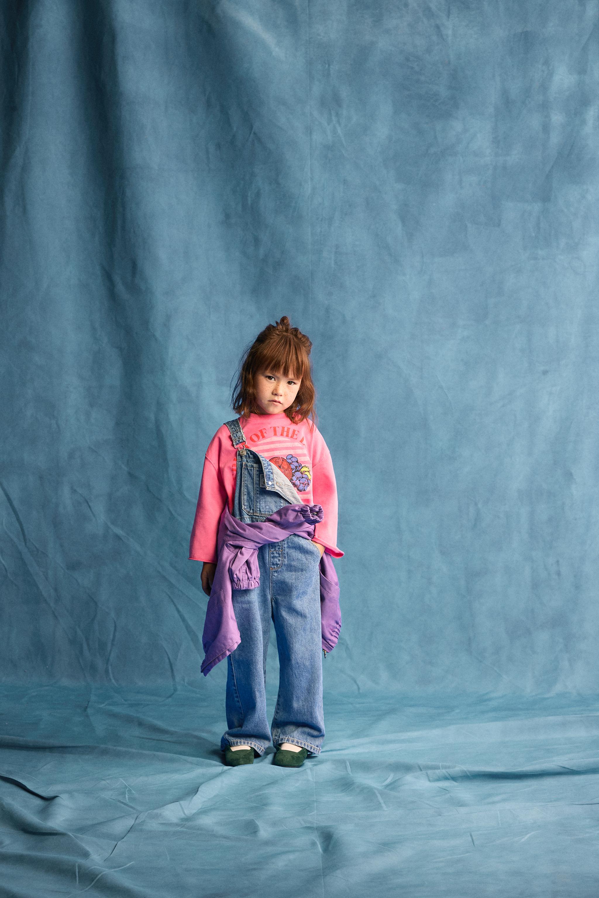SALOPETTE EN DENIM À ÉTIQUETTE FRUIT OF THE LOOM™