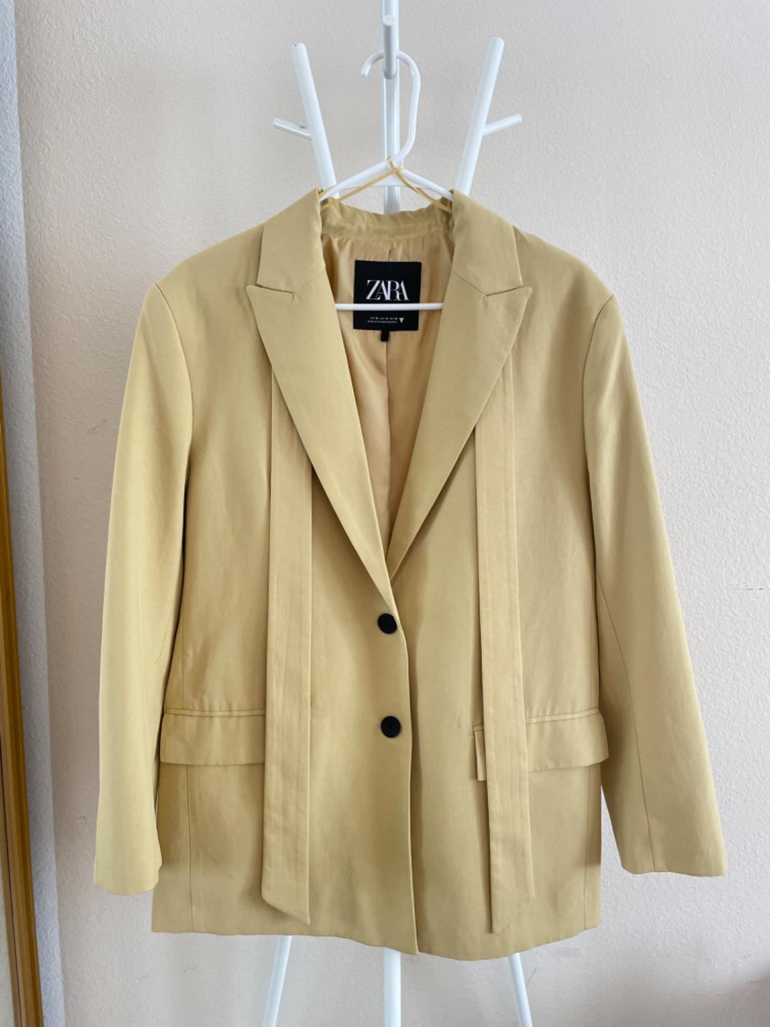 STRAIGHT CUT BLAZER AND TIE