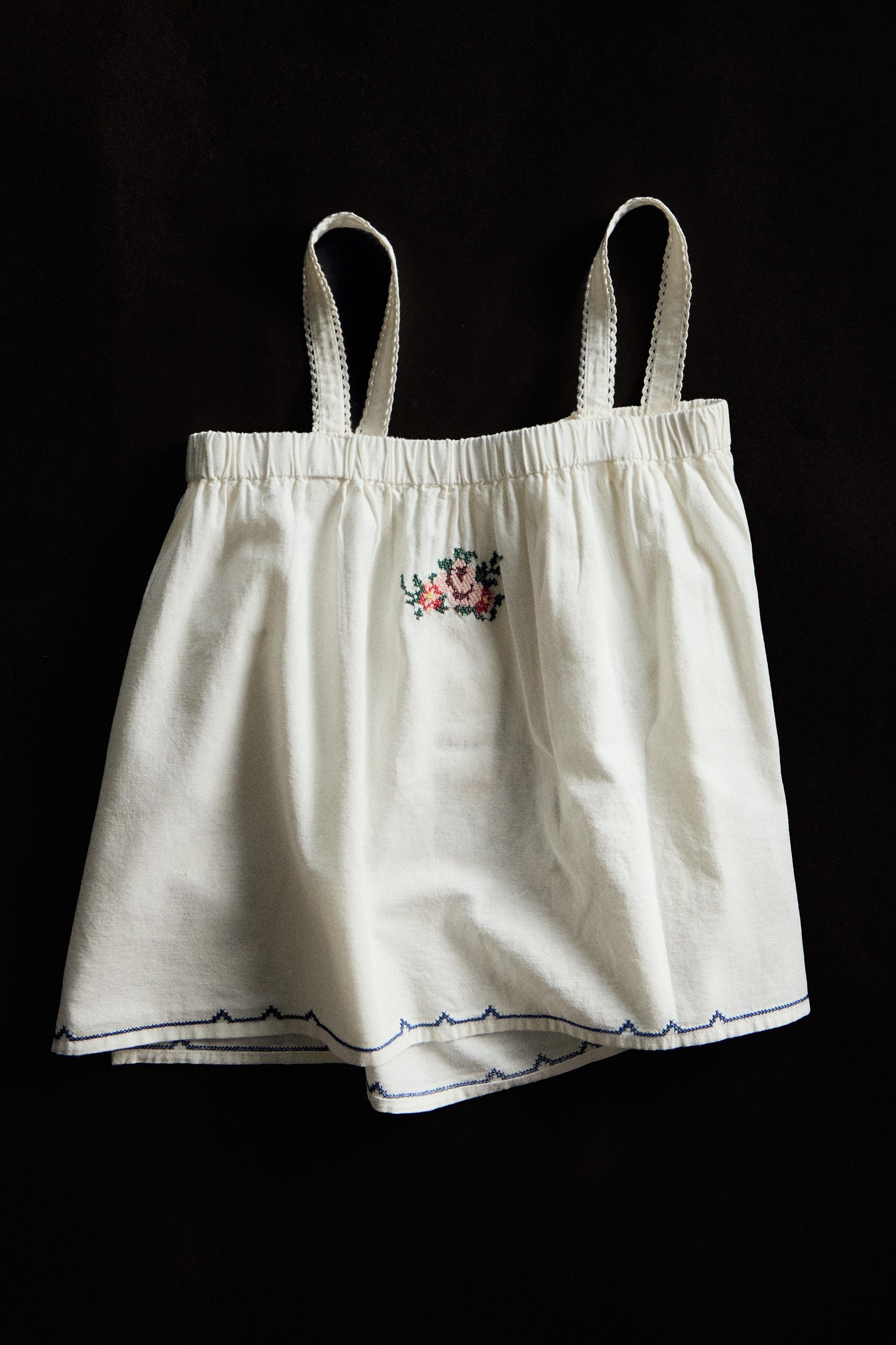 EMBROIDERED COTTON AND LINEN TOP