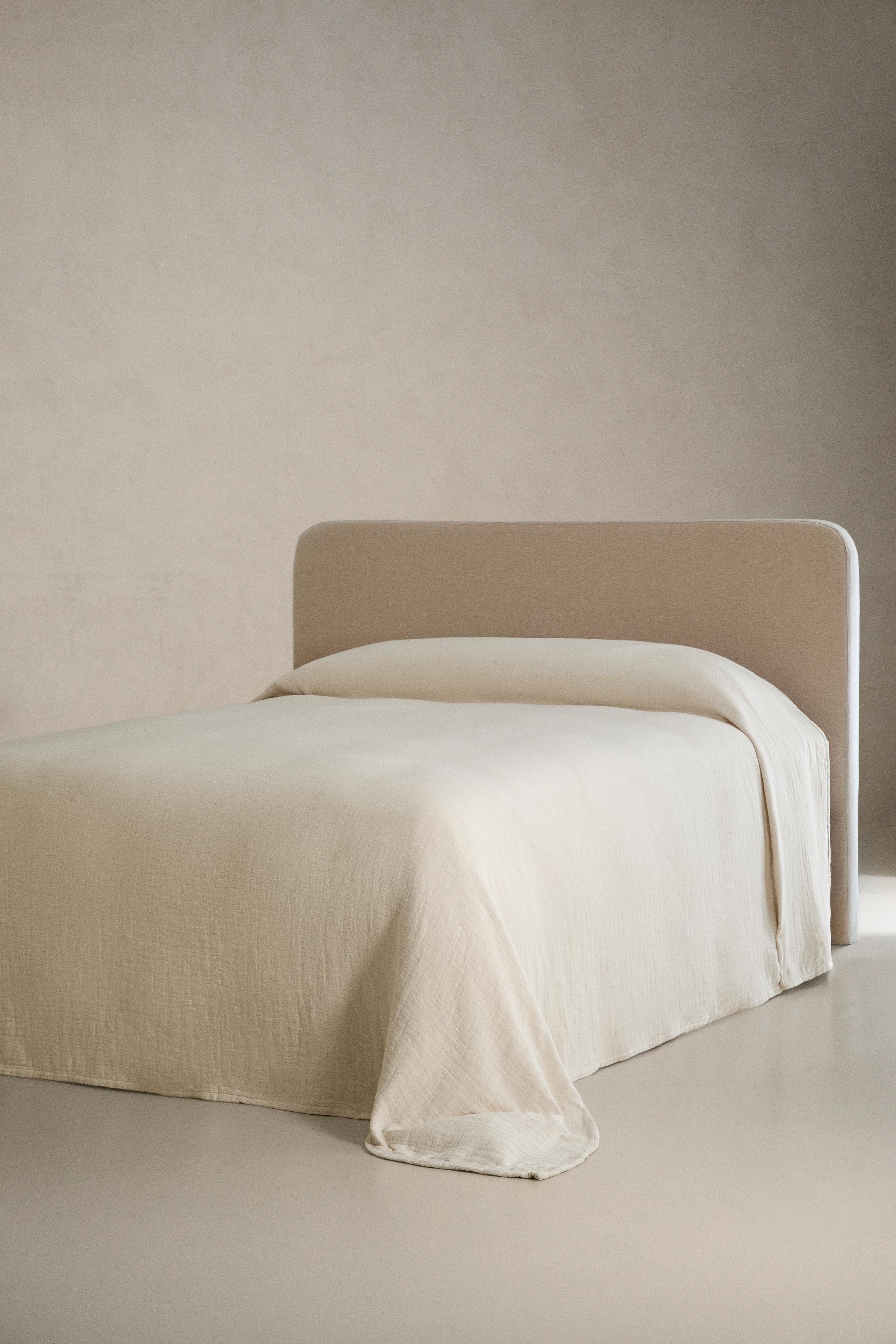 TEXTURED BEDSPREAD