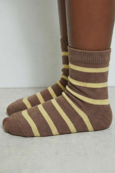 LOT DE TROIS CHAUSSETTES LONGUES À RAYURES ET À POIS - Jaune de Zara - Image 1