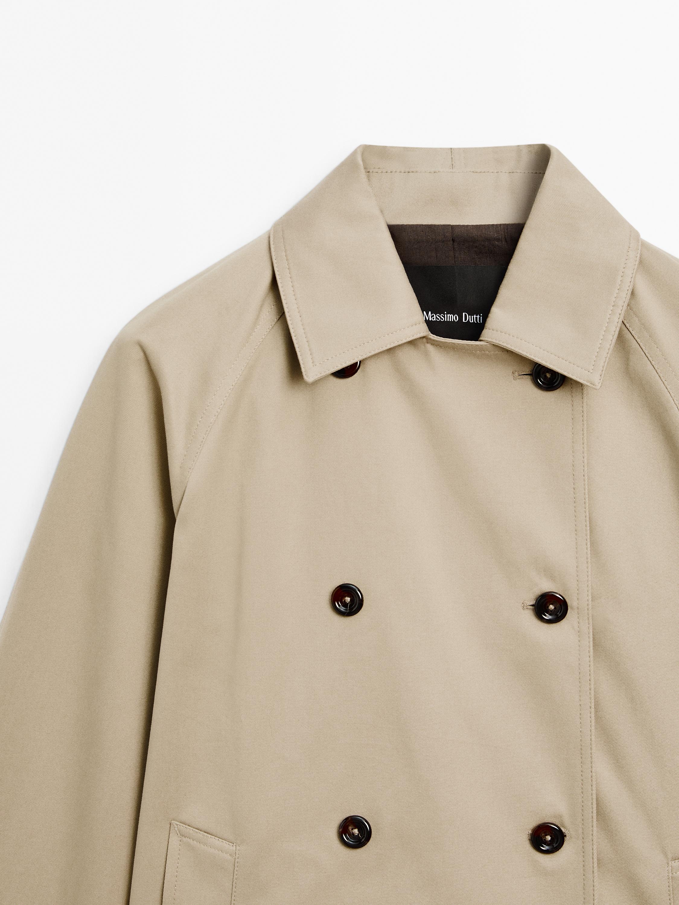Short trench coat with button detail on the collar