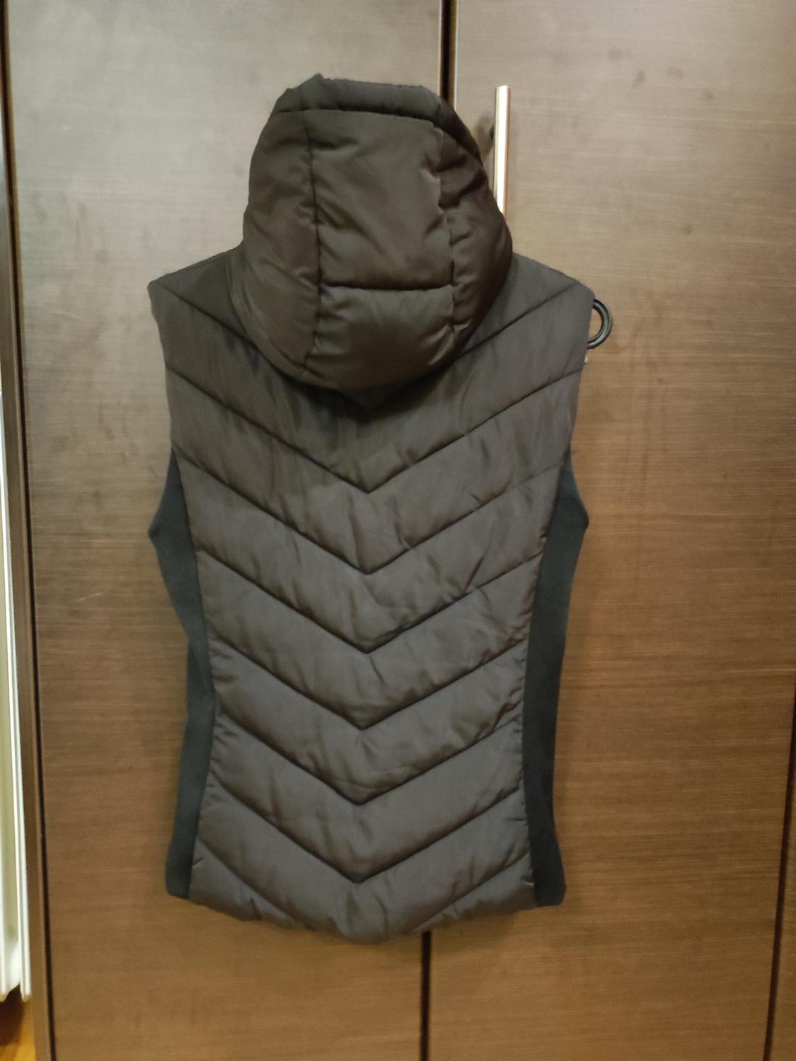 FITTED PUFFER GILET WITH HOOD - Image 5