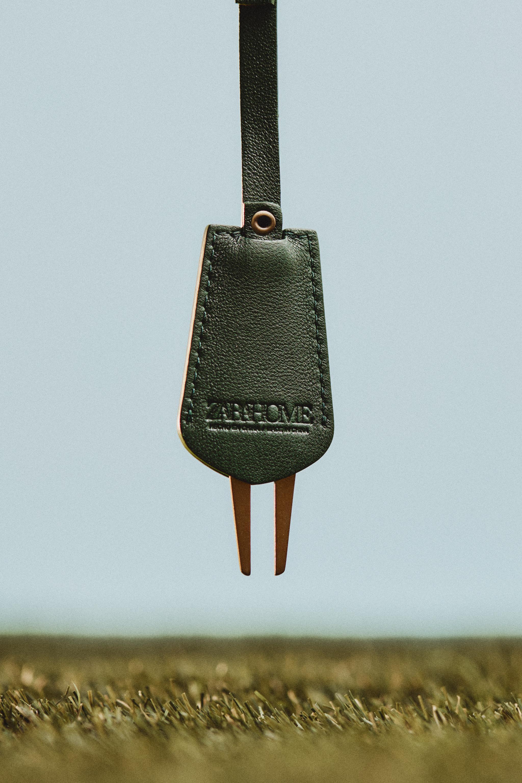 GOLF DIVOT REPAIR TOOL