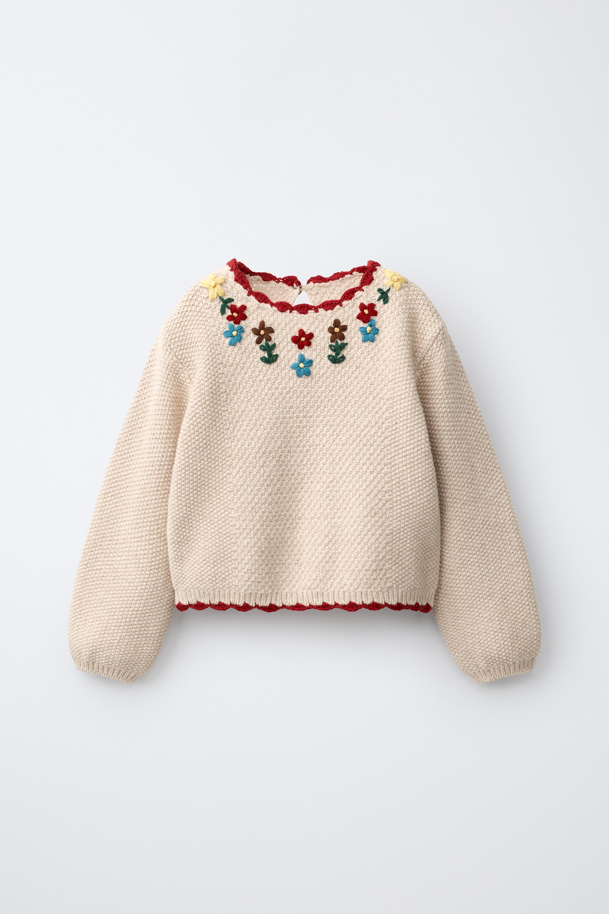 PULL EN MAILLE À FLEURS BRODÉES
