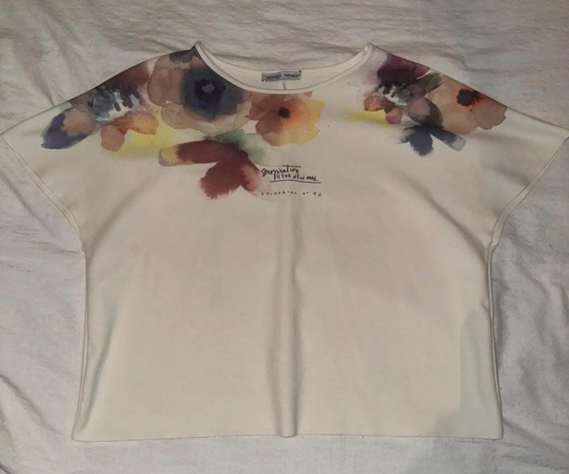 Μπροστινή όψη λευκού t-shirt με floral στάμπα στον λαιμό και κείμενο 'projective your time for me'.