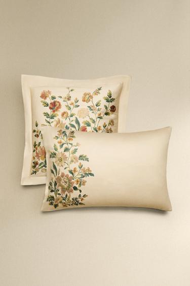 Zaras ÖRNGOTT I SATÄNG MED BLOMMÖNSTER - Naturfärg