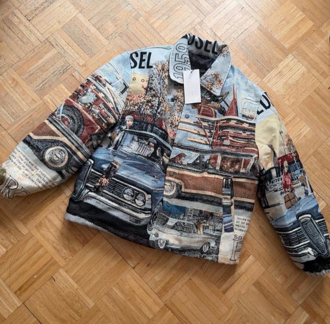 Classic car print jacket on a wooden floor. Texts: SEL, 1950, ZARA. Retro and casual style.