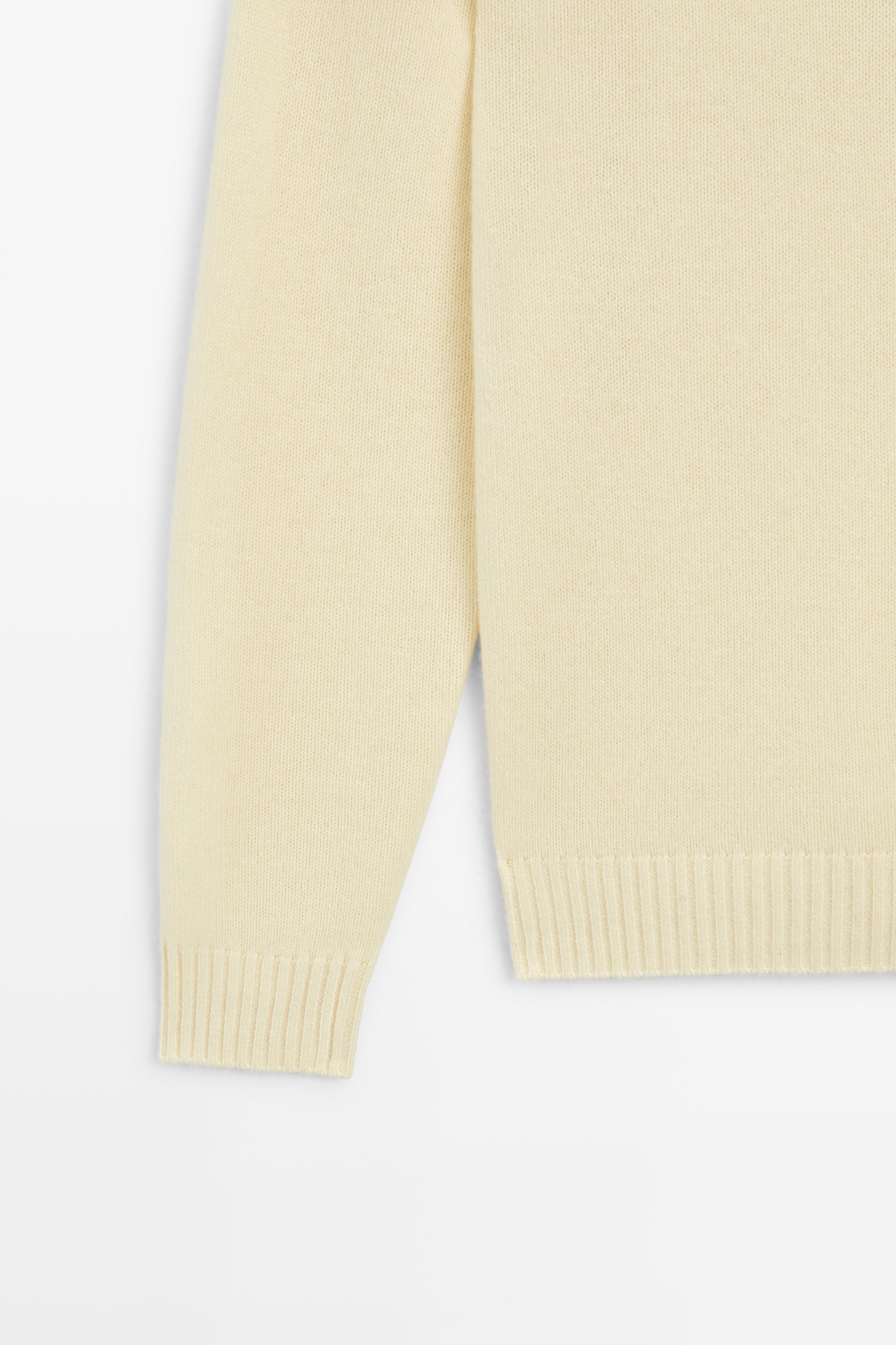 Cashmere round neck knit sweater