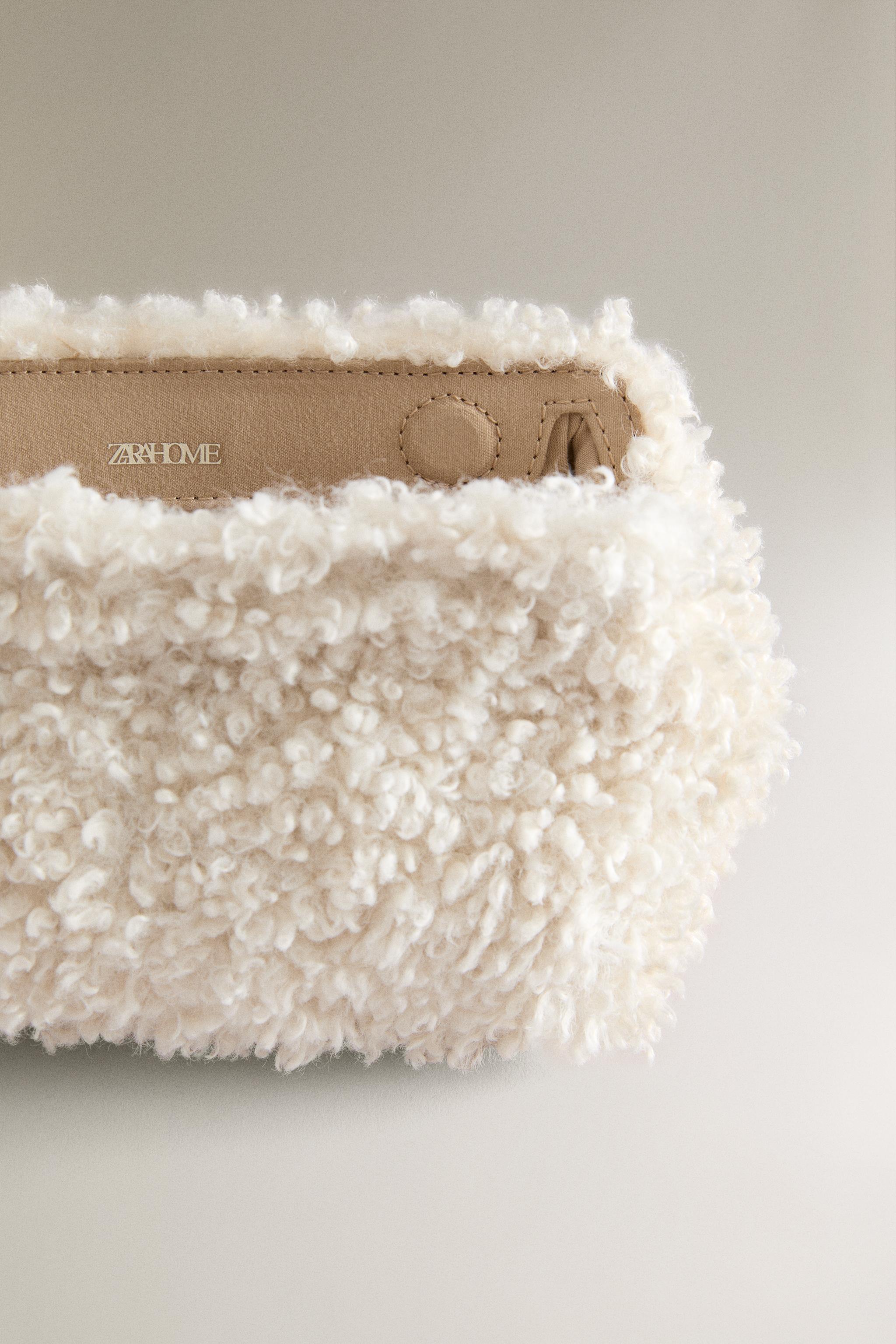 FAUX FUR MAKEUP BAG
