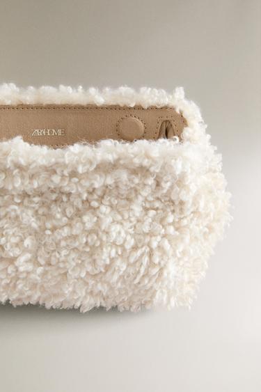 Zara FAUX FUR MAKEUP BAG - Off White
