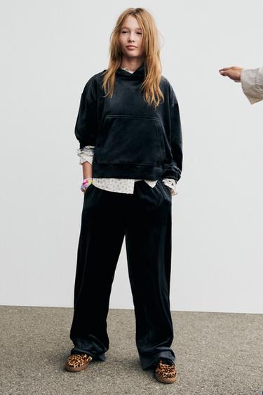 Zara KOMPLET TRENIRKA S KAPULJAČOM I HLAČE ŠIROKIH NOGAVICA OD BARŠUNA – antracit siva