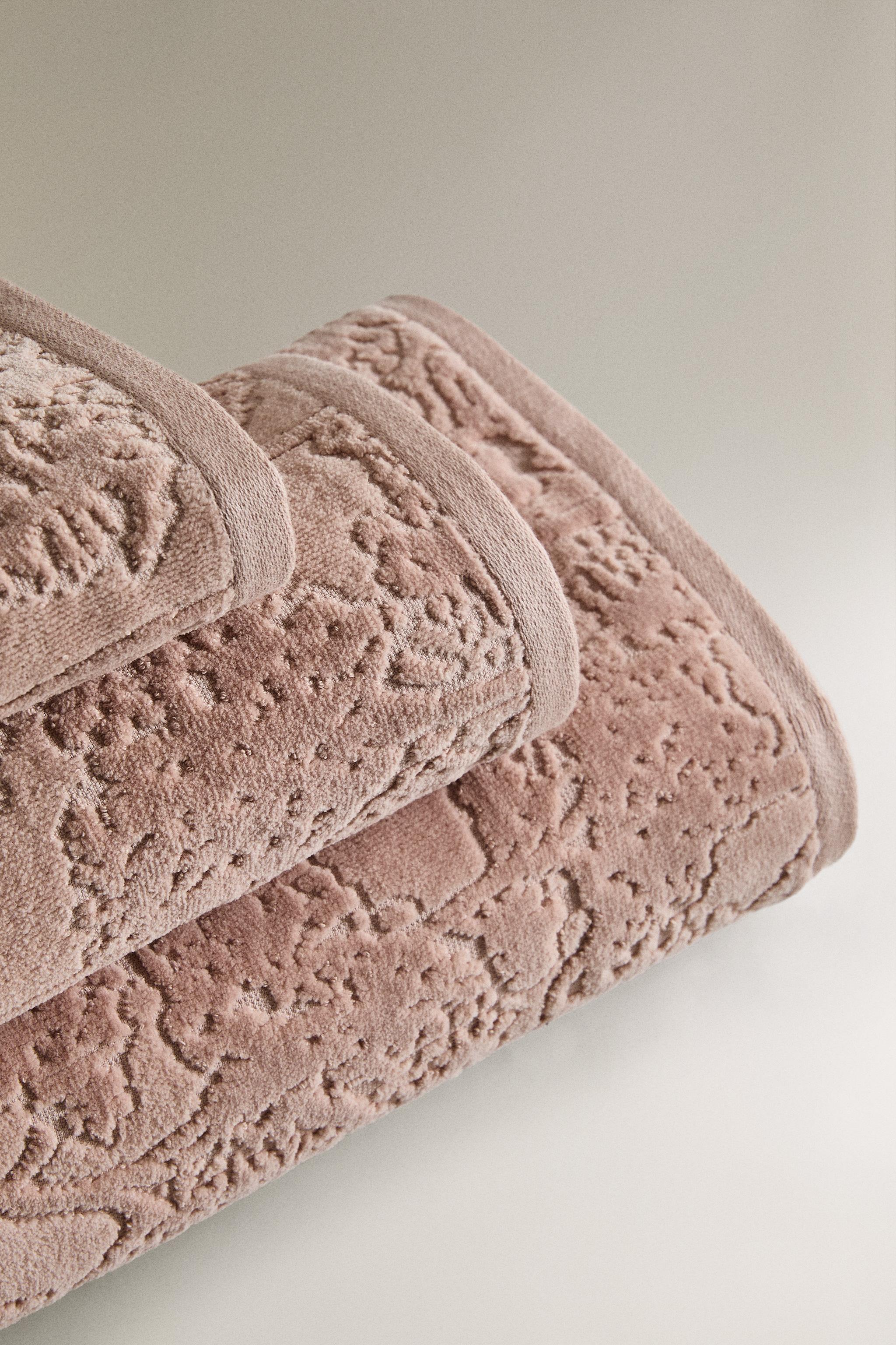 FLORAL JACQUARD BATH TOWEL — Dusty pink