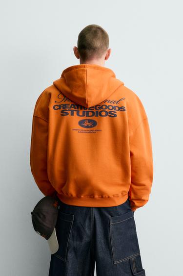 SWEAT ZIPPÉ À CAPUCHE ET INSCRIPTIONS EN CONTRASTE - Orange de Zara - Image 2