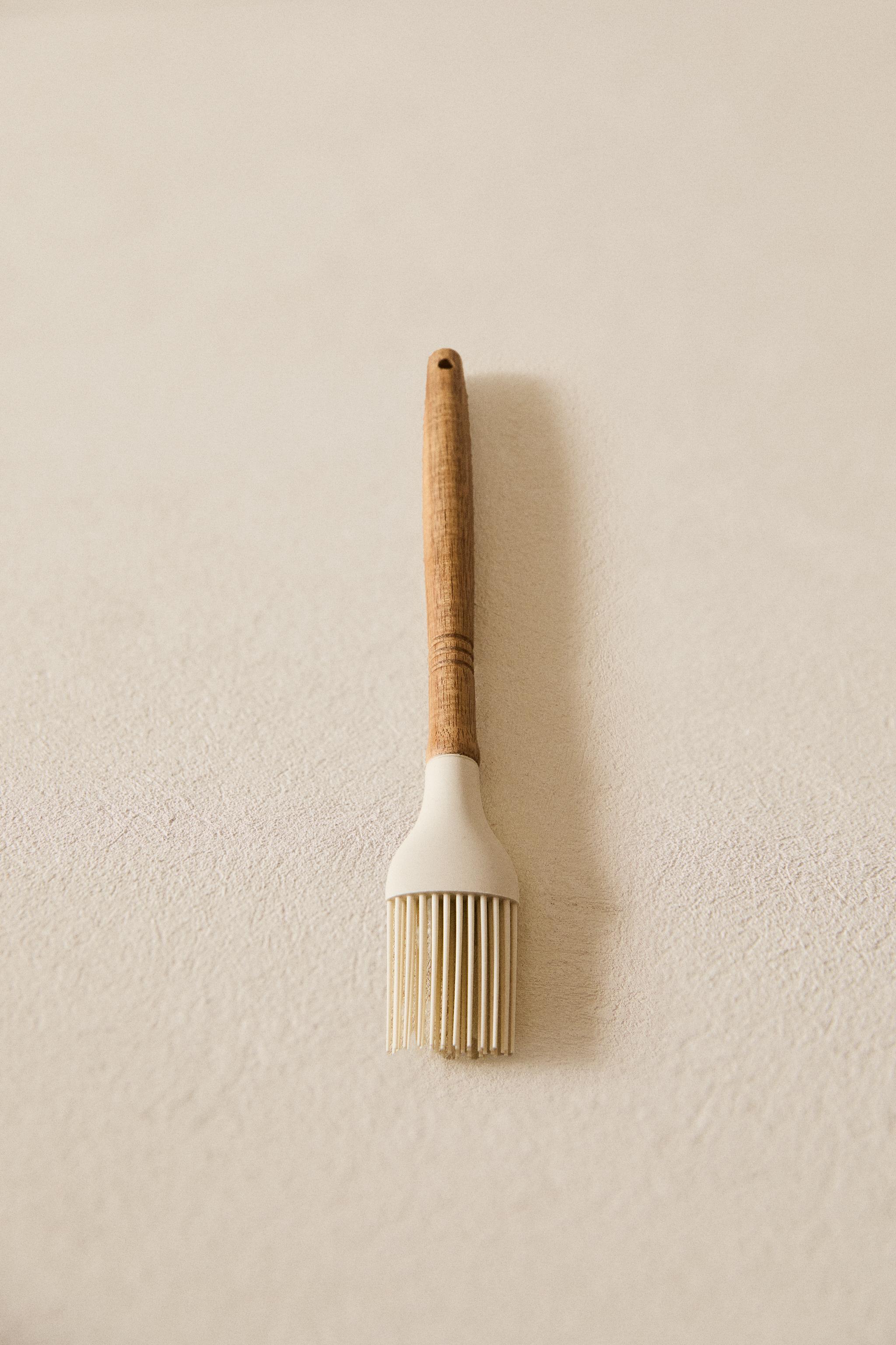 SILICONE AND WOODEN BRUSH