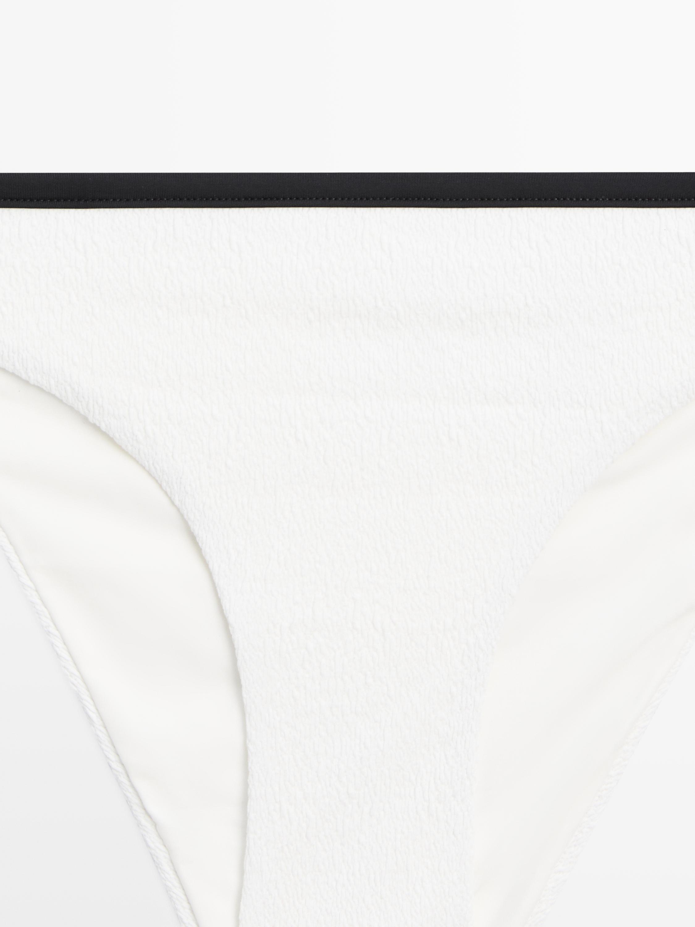 Bas de bikini texturé contrastant
