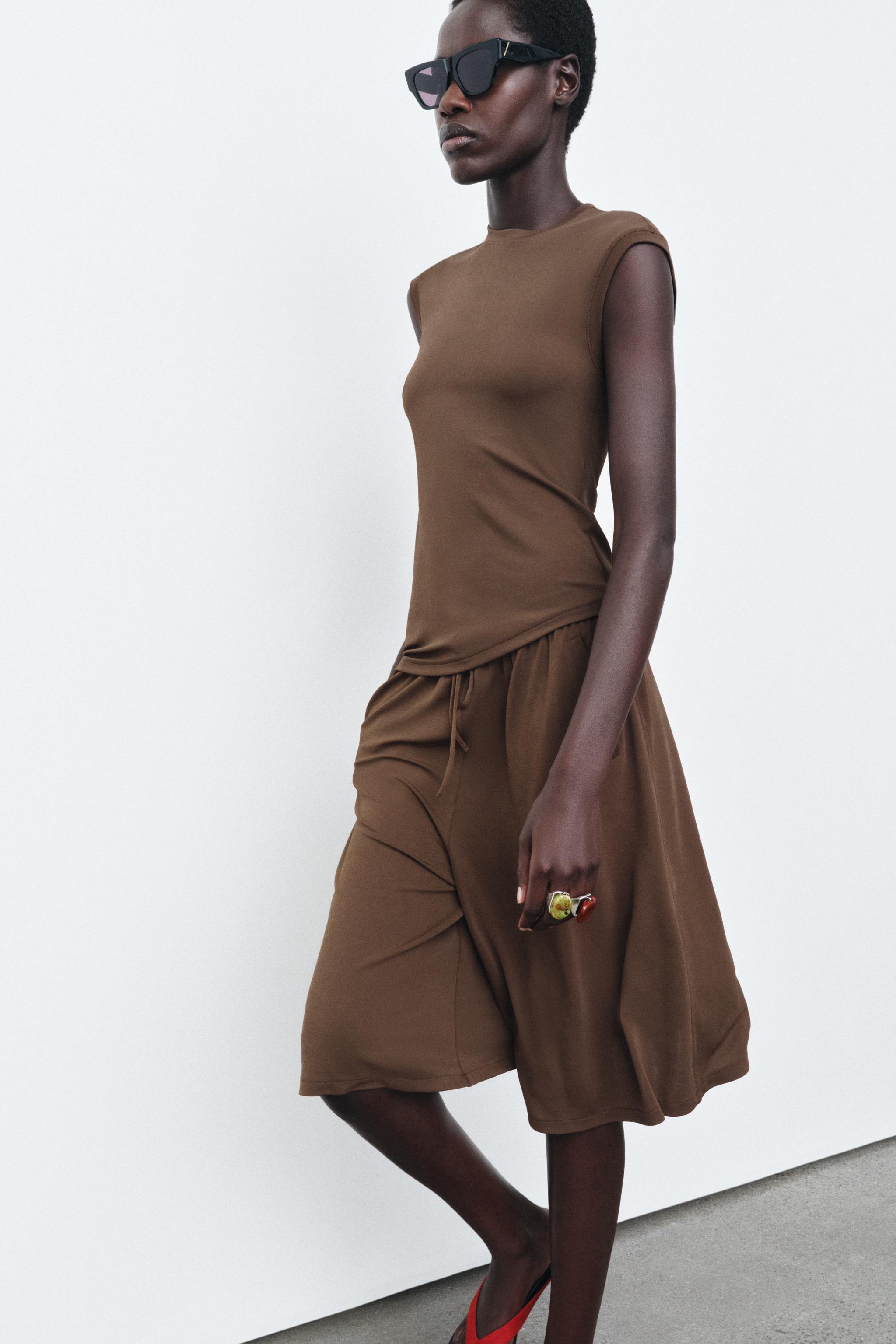 ASYMMETRIC SLEEVELESS T-SHIRT