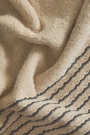 BATH TOWEL WITH PLEATED BORDER - Sand by Zara