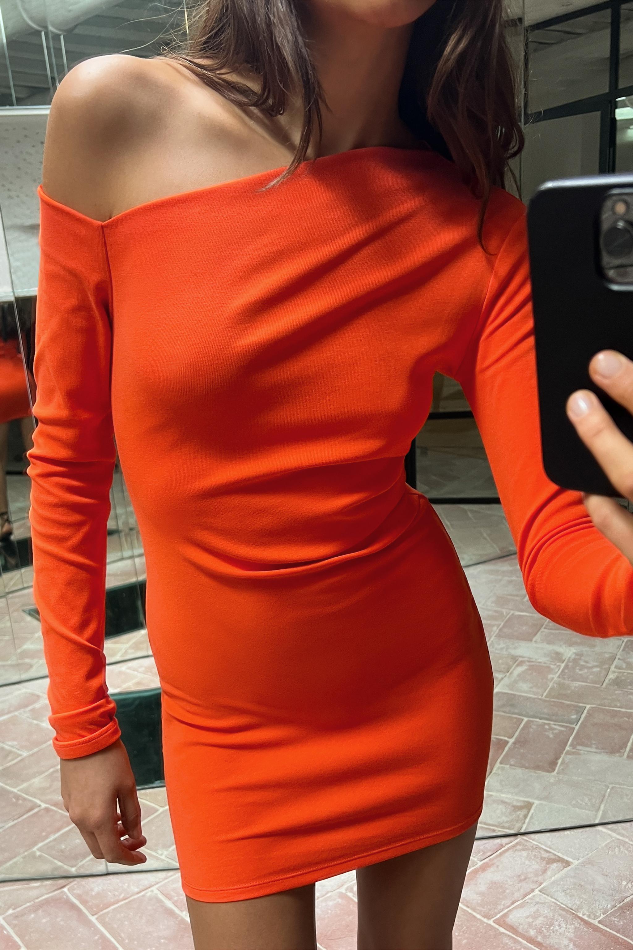 ELLE España - ¿Cómo combinar un vestido naranja? Time for Fashion nos trae  tres looks con este de ZARA en sus #consultasdemoda 🧡