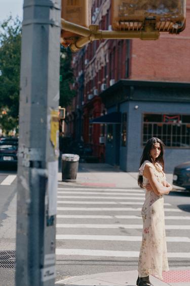 VESTIDO MIDI FLORES - único de Zara