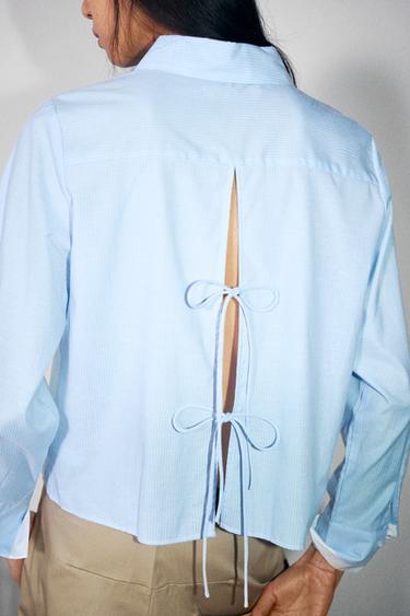 バックリボン付きクロップド丈シャツホワイト/空色Zaraのバックリボン付きクロップド丈シャツ - ホワイト/空色