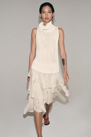 توب محاك بياقة عالية - خام فاتح by Zara