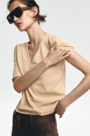 CAMISETA CUELLO PICO - Camel claro de Zara