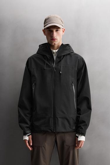 CAZADORA TÉCNICA SHELL WATERPROOF - Negro de Zara