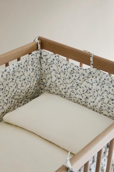 ブルーフローラル ベビーベッドバンパーブルー0Zaraのブルーフローラル ベビーベッドバンパー - ブルー - 画像 0