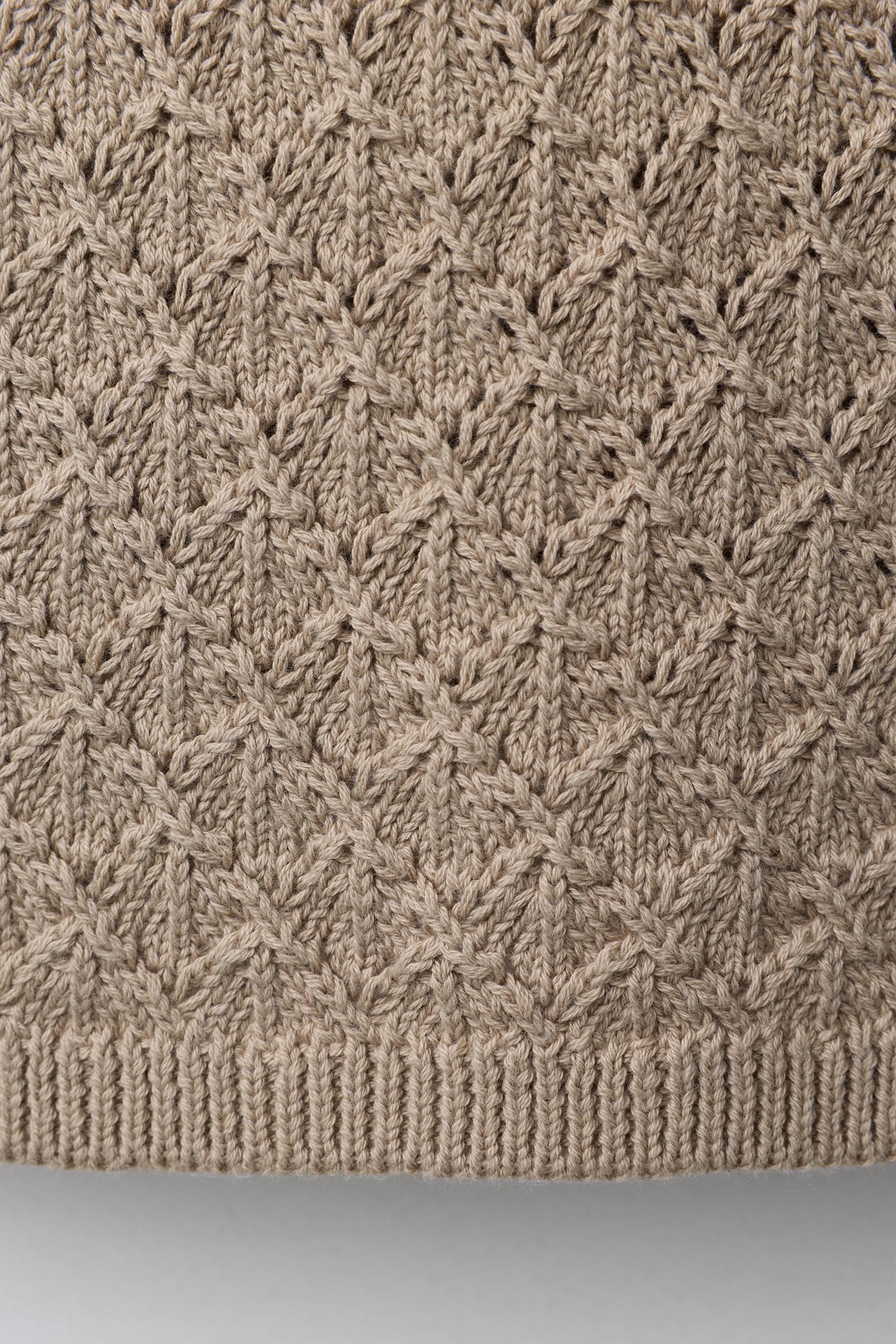 TOP EN MAILLE À FLEURS ET CROCHET