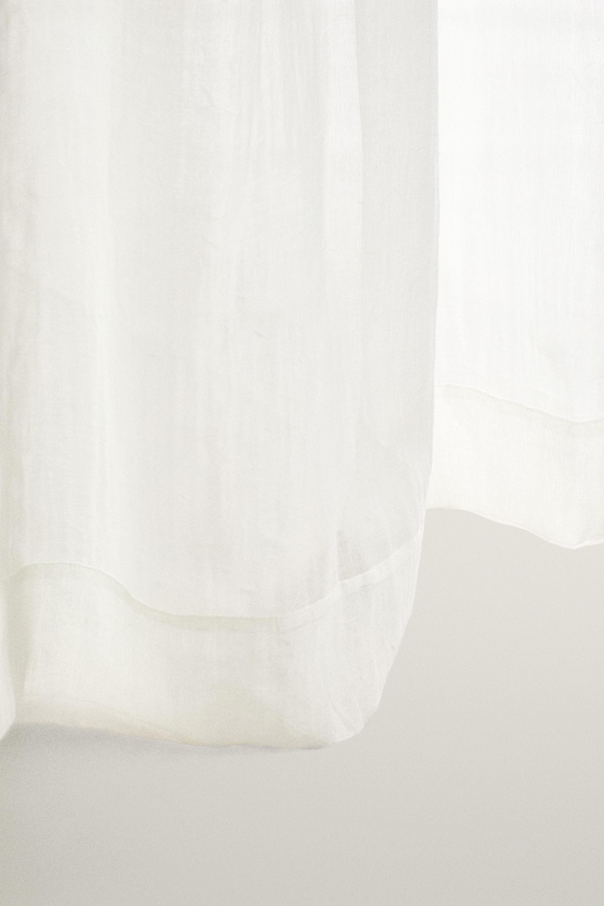 SHEER CURTAIN WITH VERY LOW FILTRATION