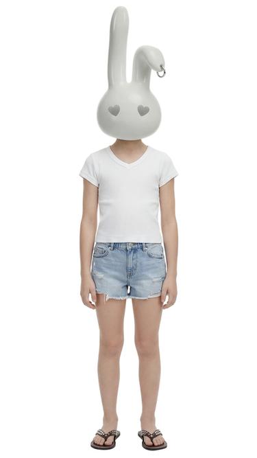 ФУТБОЛКА В РУБЧИК С V-ОБРАЗНЫМ ВЫРЕЗОМ — БЕЛЫЙ от Zara