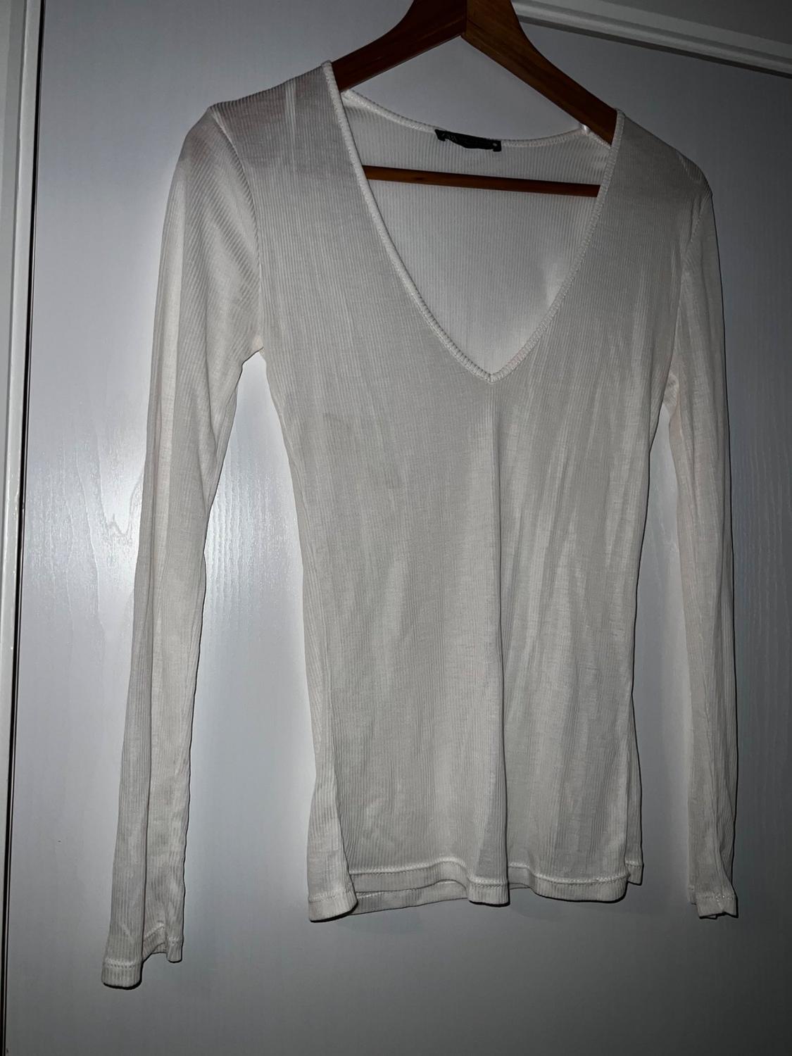 V-NECK RIBBED T-SHIRT - Image 2
