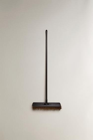 GARDEN BROOM WITH WOODEN HANDLE - Dark brown by Zara