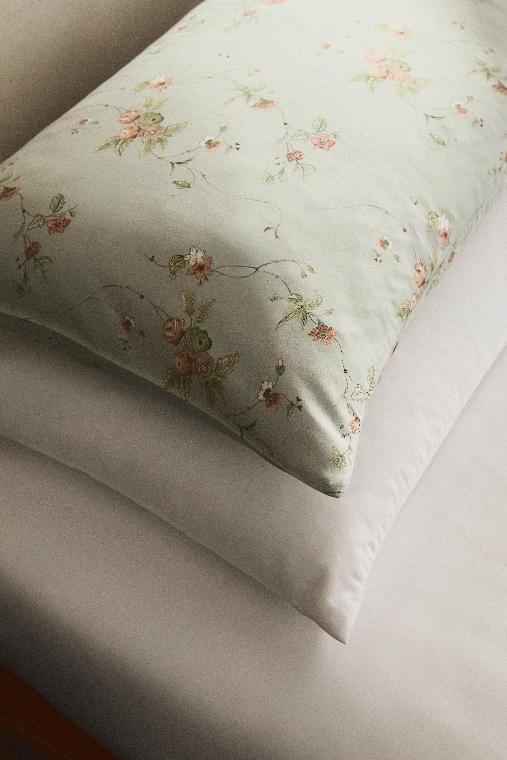 SATEEN PILLOWCASE WITH FLORAL BRANCHES (300 THREAD COUNT)