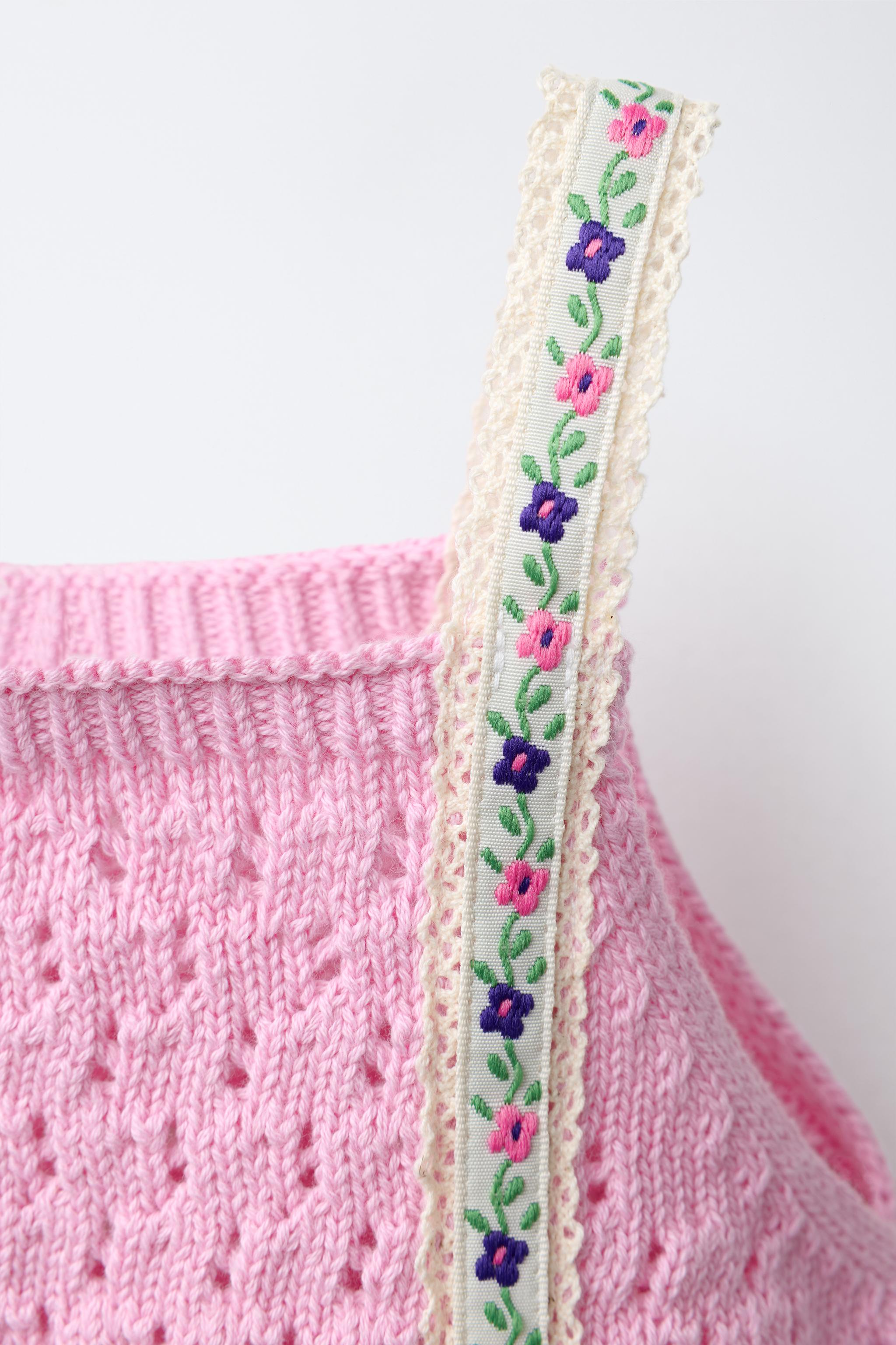 EMBROIDERED FLOWER KNIT TOP