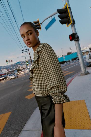 BLOUSE À VOLANTS ET CARREAUX VICHY - Vert / Écru de Zara - Image 4