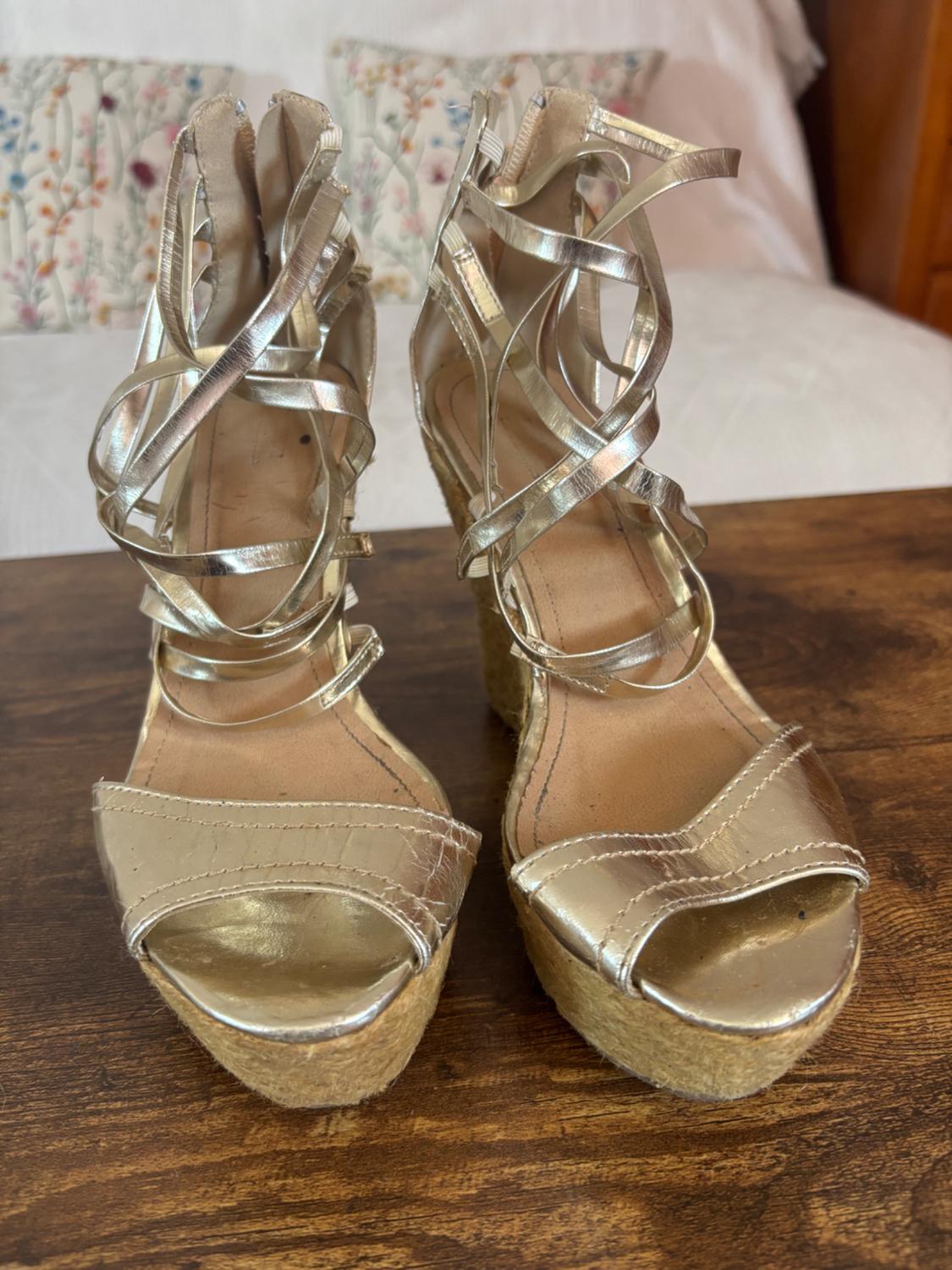 SANDALIAS DE CUÑA DE ESPARTO DORADAS - Image 2