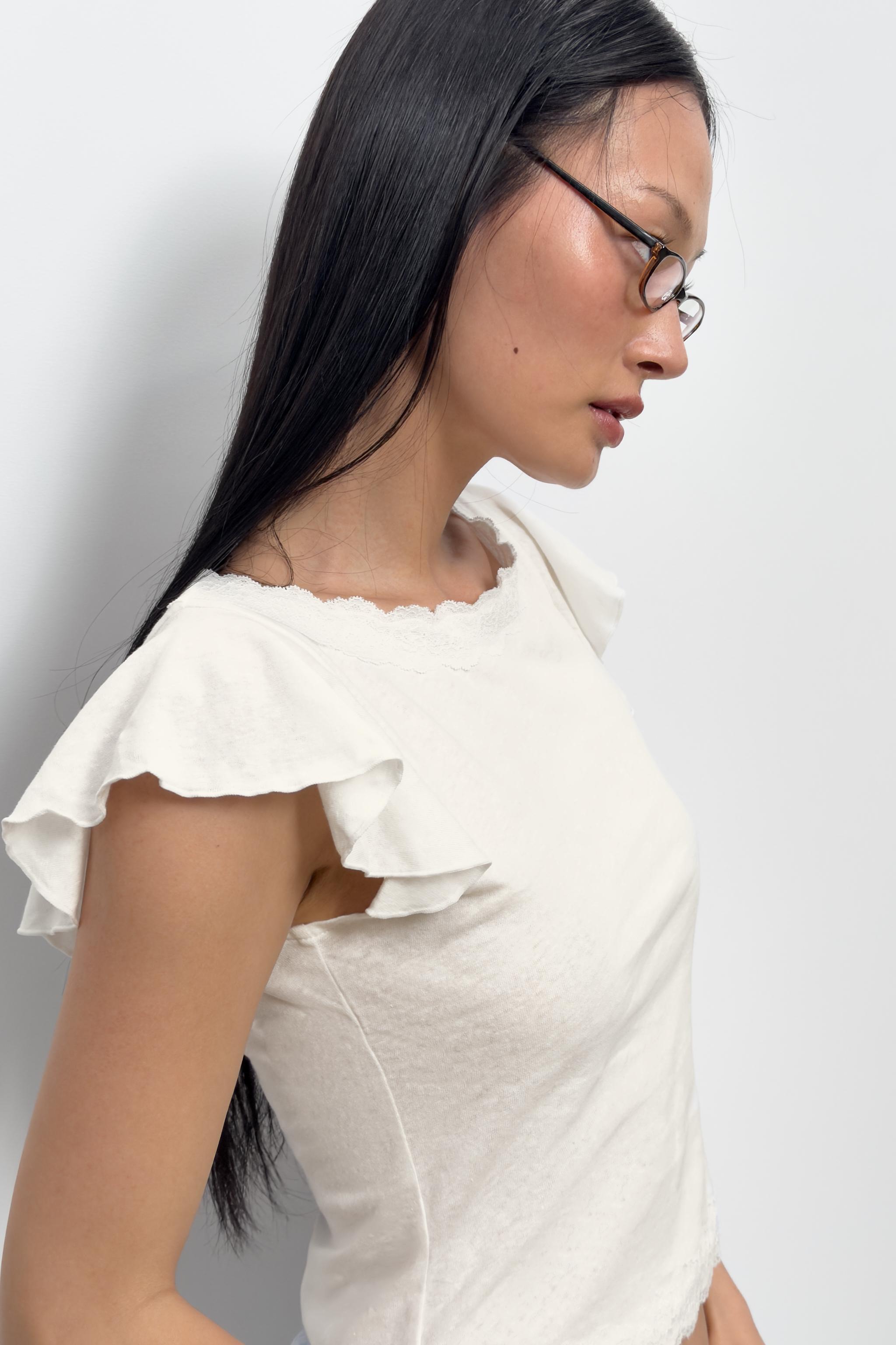 RUFFLED LACE SLEEVE TOP