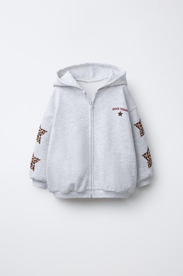 Zara DUKSERICA SA KAPULJAČOM, ZVEZDASTIM APLIKACIJAMA I ŽIVOTINJSKIM PRINTOM – sivi lapor