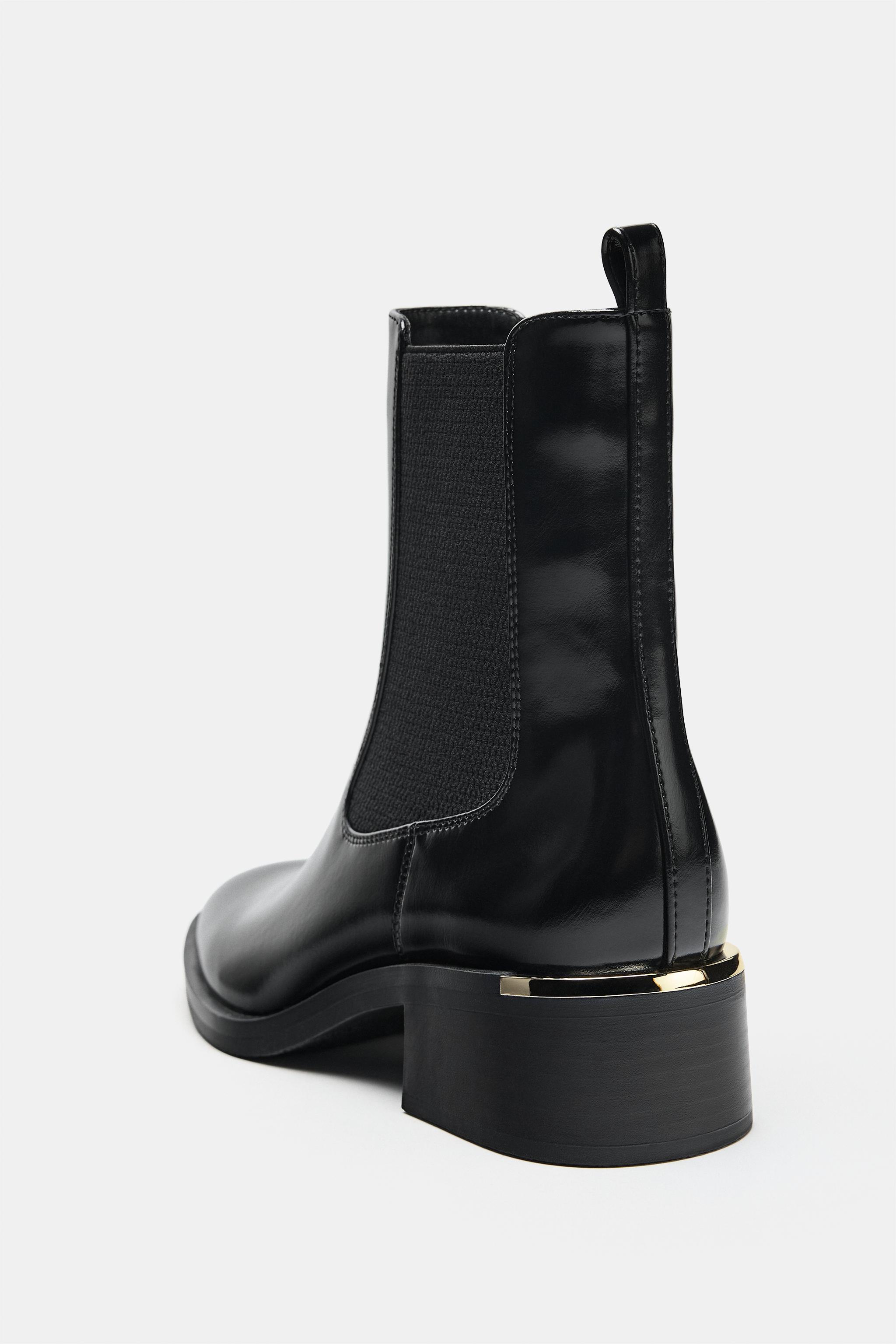 BOTTINES À TALONS AVEC DÉTAIL MÉTALLIQUE