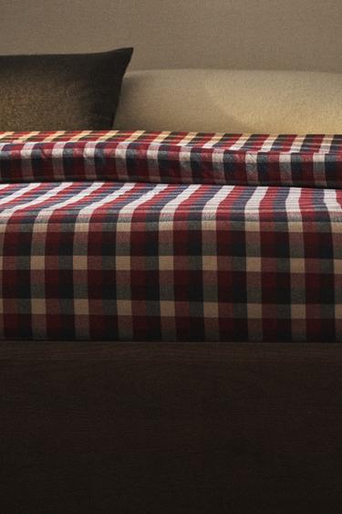 CAPA EDREDÃO FLANELA ALGODÃO QUADRADOS TARTÃ NATAL - Cru da Zara