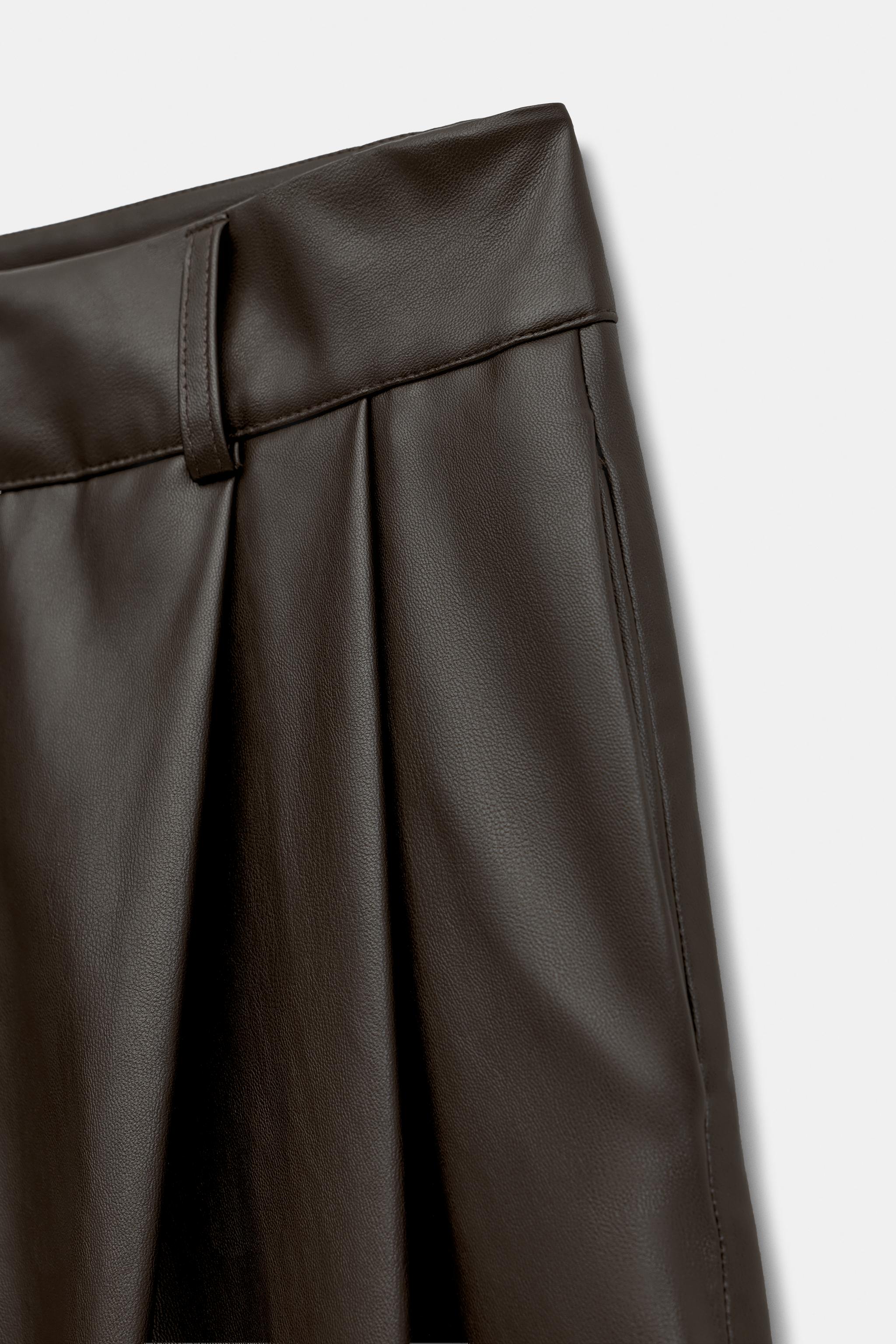 SHORT LONG À PLIS EN MATIÈRE SYNTHÉTIQUE