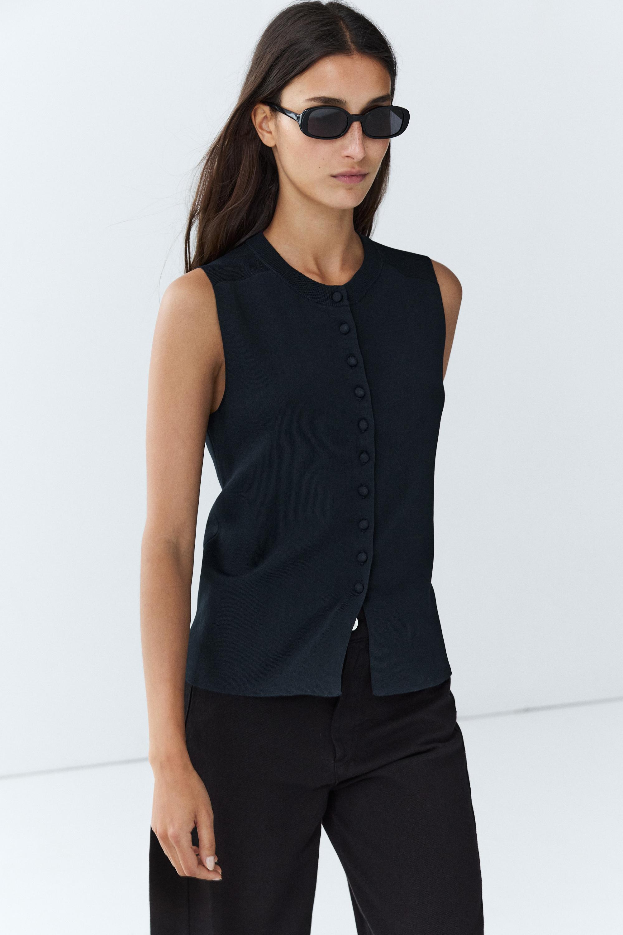 Fine-knit vest with covered buttons — Navy blue