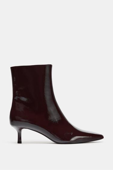 BOTTINES À TALONS KITTEN EFFET VERNI - Bordeaux de Zara